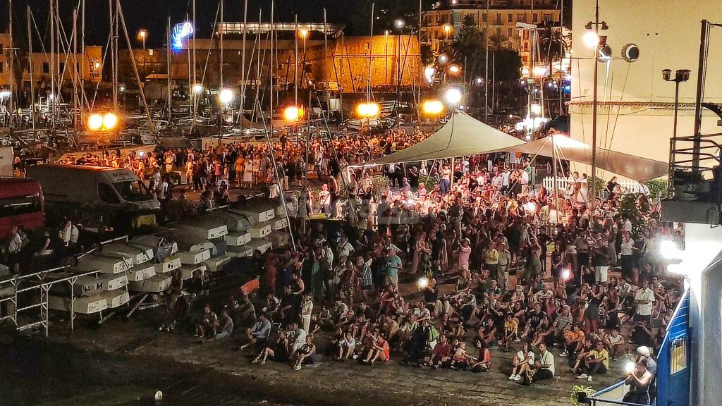 Fuochi artificiali Porto vecchio Sanremo gente