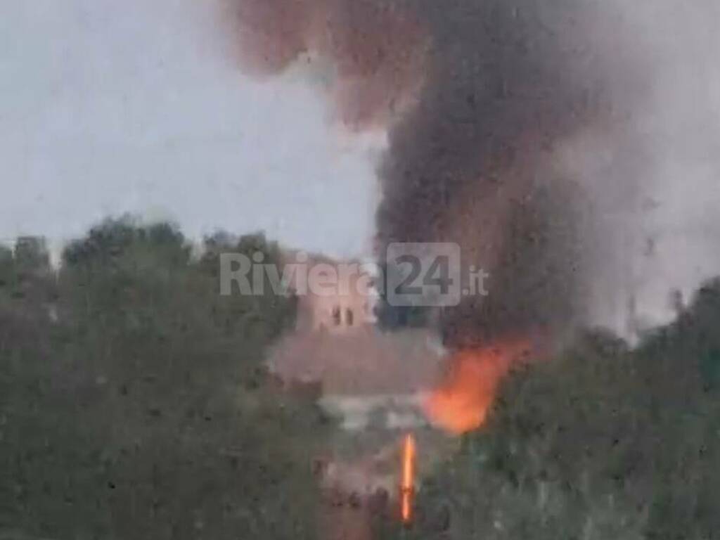 incendio baracca campo sportivo ospedaletti