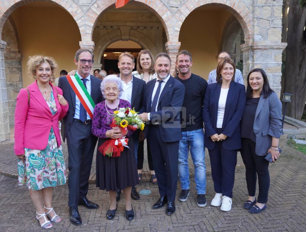 https://www.riviera24.it/photogallery_new/images/2024/09/bordighera-celebra-la-giornata-del-rispetto-per-gli-anziani-riconoscimenti-ai-piu-longevi-652811.jpg